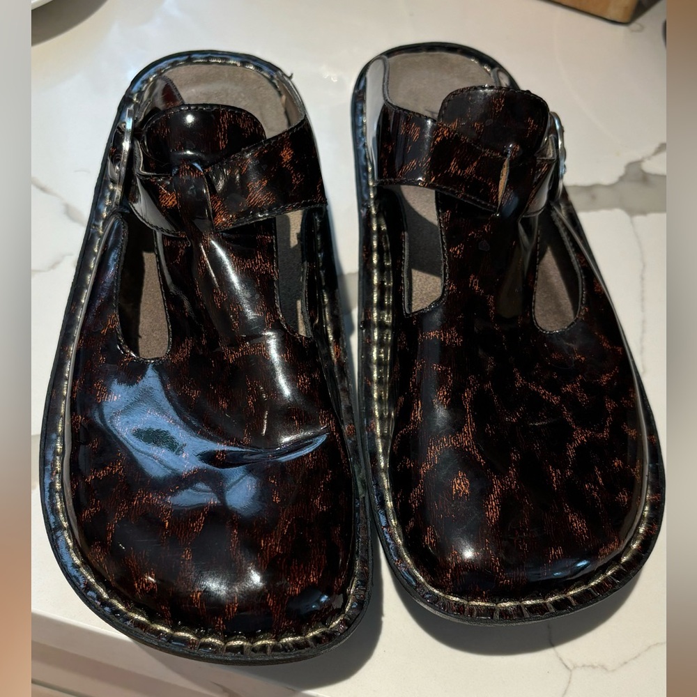 Alegria by PG Lite Size 40 tourtise shell slip on clog